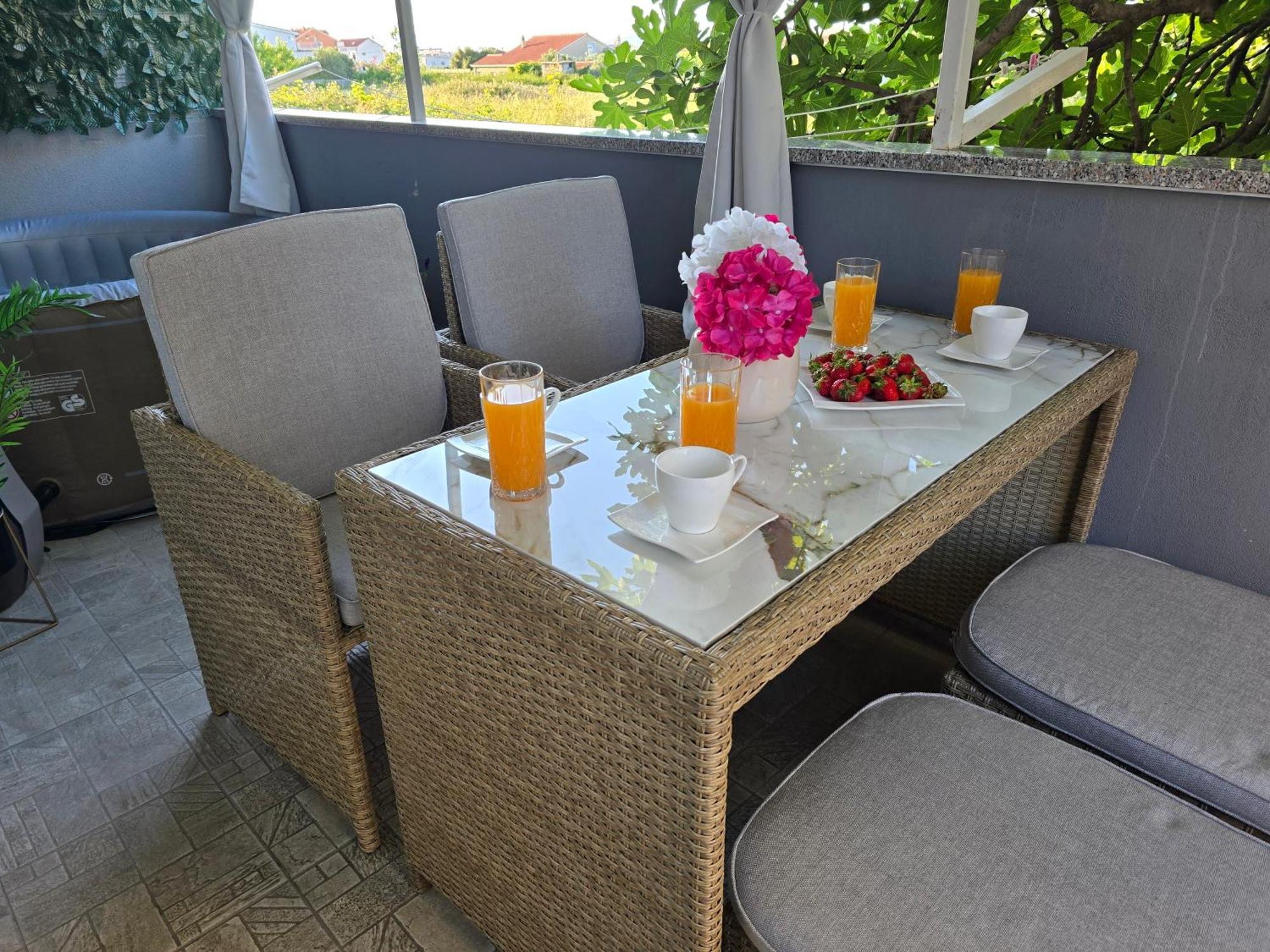 Apartment Blanca With Jacuzzi,Terase And Private Parking Kaštela Exteriér fotografie